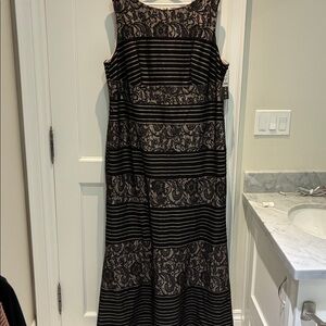 BNWT Sangria Sequinned Elegant Black Lace Dress👵MT